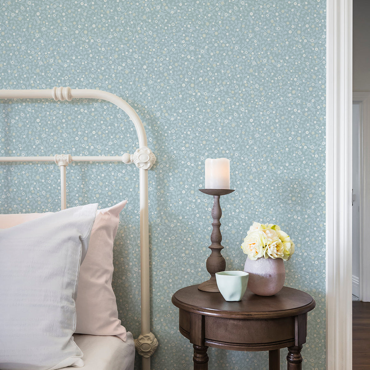 Hummelvik Daisy Trail Wallpaper wallpaper detail or room view