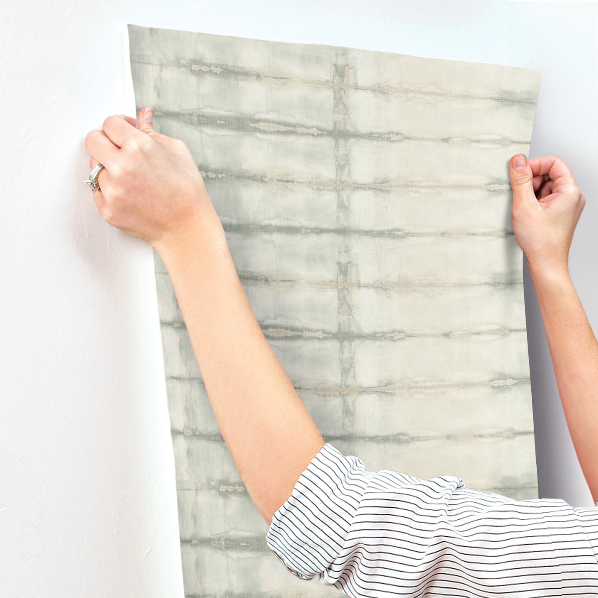 Modulus Geometric Stripe Wallpaper wallpaper detail or room view