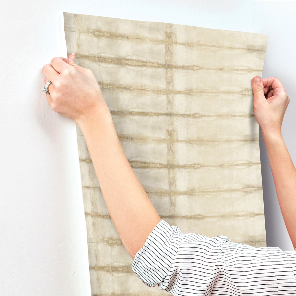 Modulus Geometric Stripe Wallpaper wallpaper detail or room view